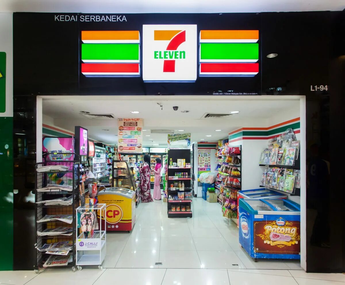 Магазин севен элевен. 7 Элевен. Севен Элевен Америка. 7 Eleven магазин. 7 Eleven внутри.