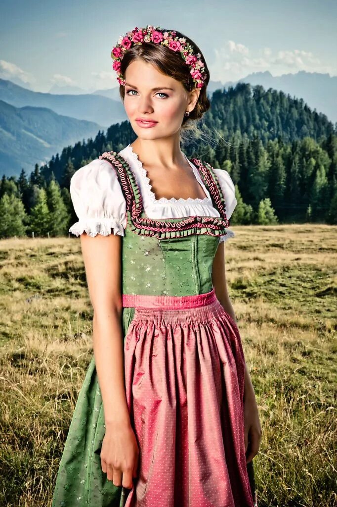 Красивая молодая немка. Дирндль национальный костюм Германии. Тирольский дирндль. Австрийский дирндль. Дирндль Трахтенкляйдунг.