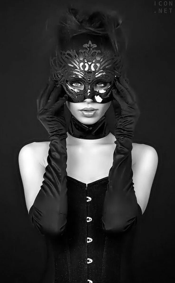 Девушка в фиолетовой маске. Квадроберы фото в маске девочки. Децвчка в ма. Маска череп страйкбол. Маска кошки белая.