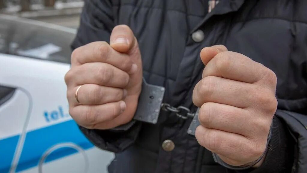 Разбой какой срок. Рука полицейского. задержали мужчину. разбой.