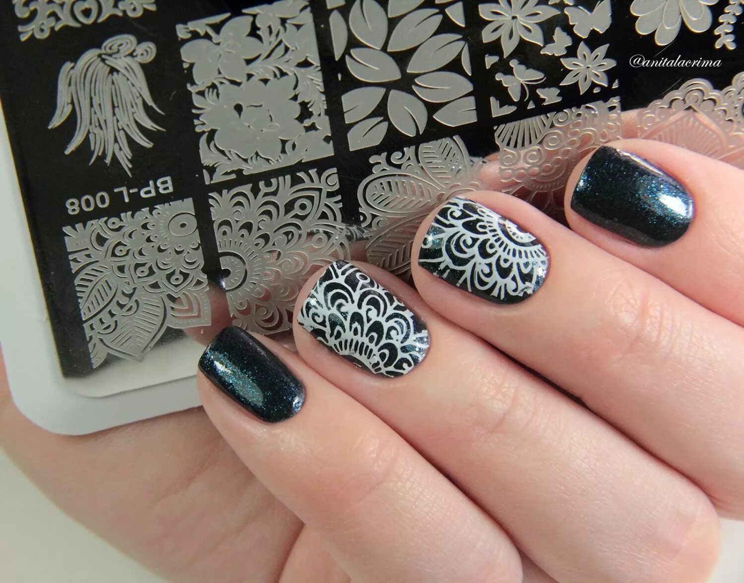 Маникюр стемпинг. Маникюр с зд стемпингом. Блестящий маникюр со стемпингом. Маникюр стемпинг. Чёрный маникюр со стемпингом.