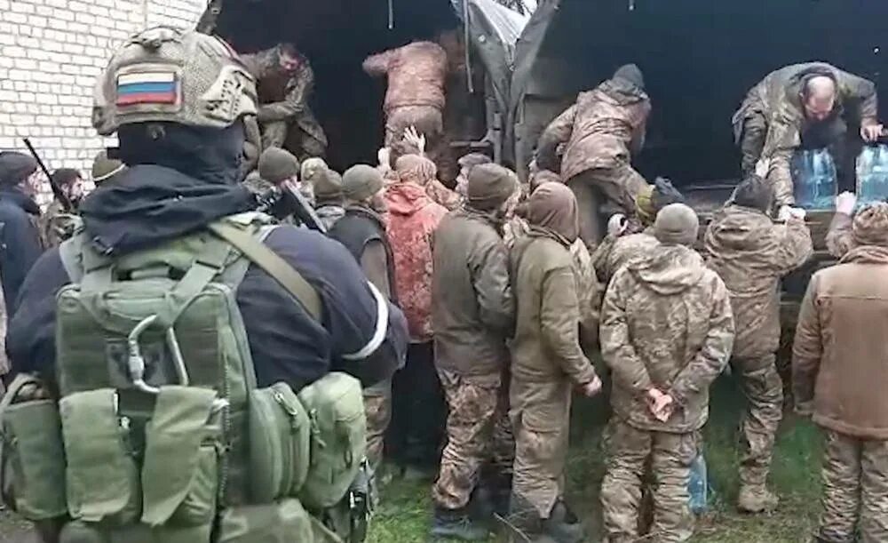 Пленные бойцы вагнер. Бойцу всу отрезают голову. Бойцы чвк вагнера в плену. Пленные бойцы вагнер. Бойцы чвк вагнера.