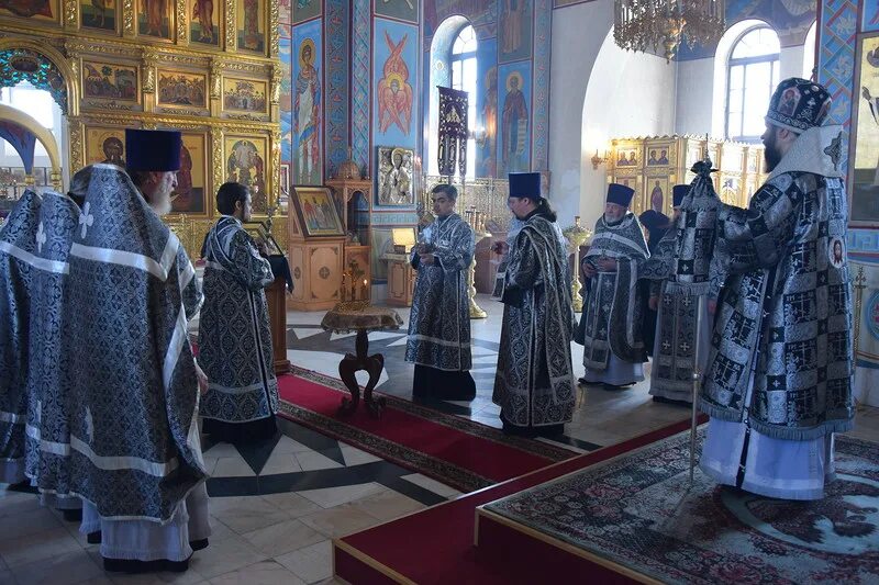 службы в храме в абакане. никольский храм абакан. батюшку абакан. храм преображенский абакан внутри. службы в храме в абакане.