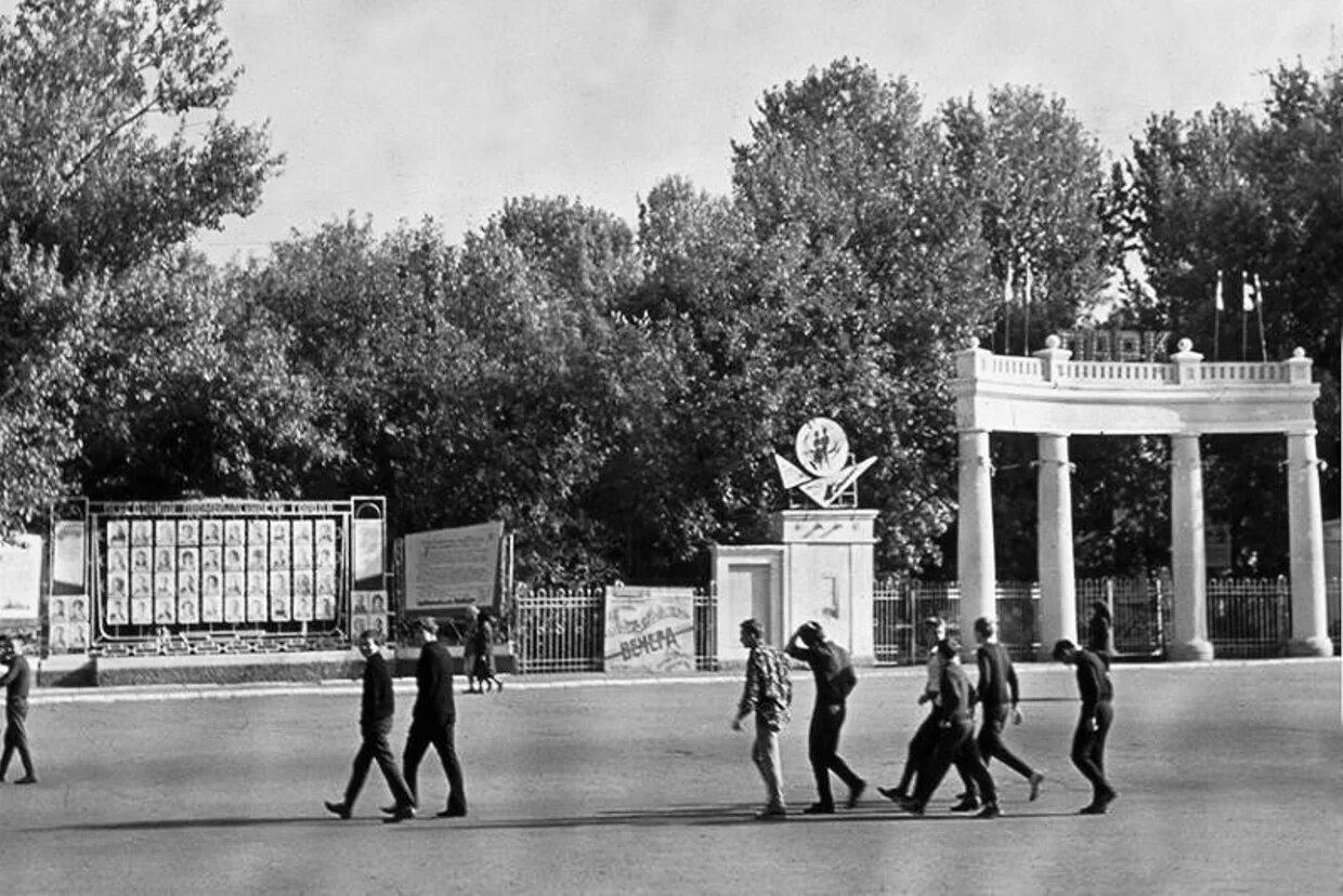 Энгельс годы. Городской парк Энгельс старый. Энгельс город СССР. Энгельс город 1960. Энгель 1980 город Энгельс.