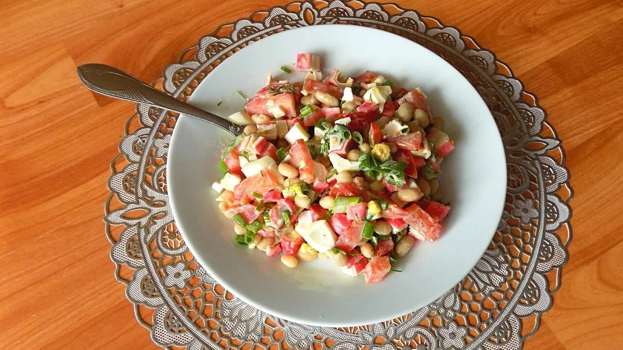 Салат с фасолью с маслом. Салат с фасолью и крабовыми палочками. Салат с крабовыми палочками и фасолью и яйцами. Салат из фасоли и крабовых палочек с яйцом. Салат с фасолью и яйцом.