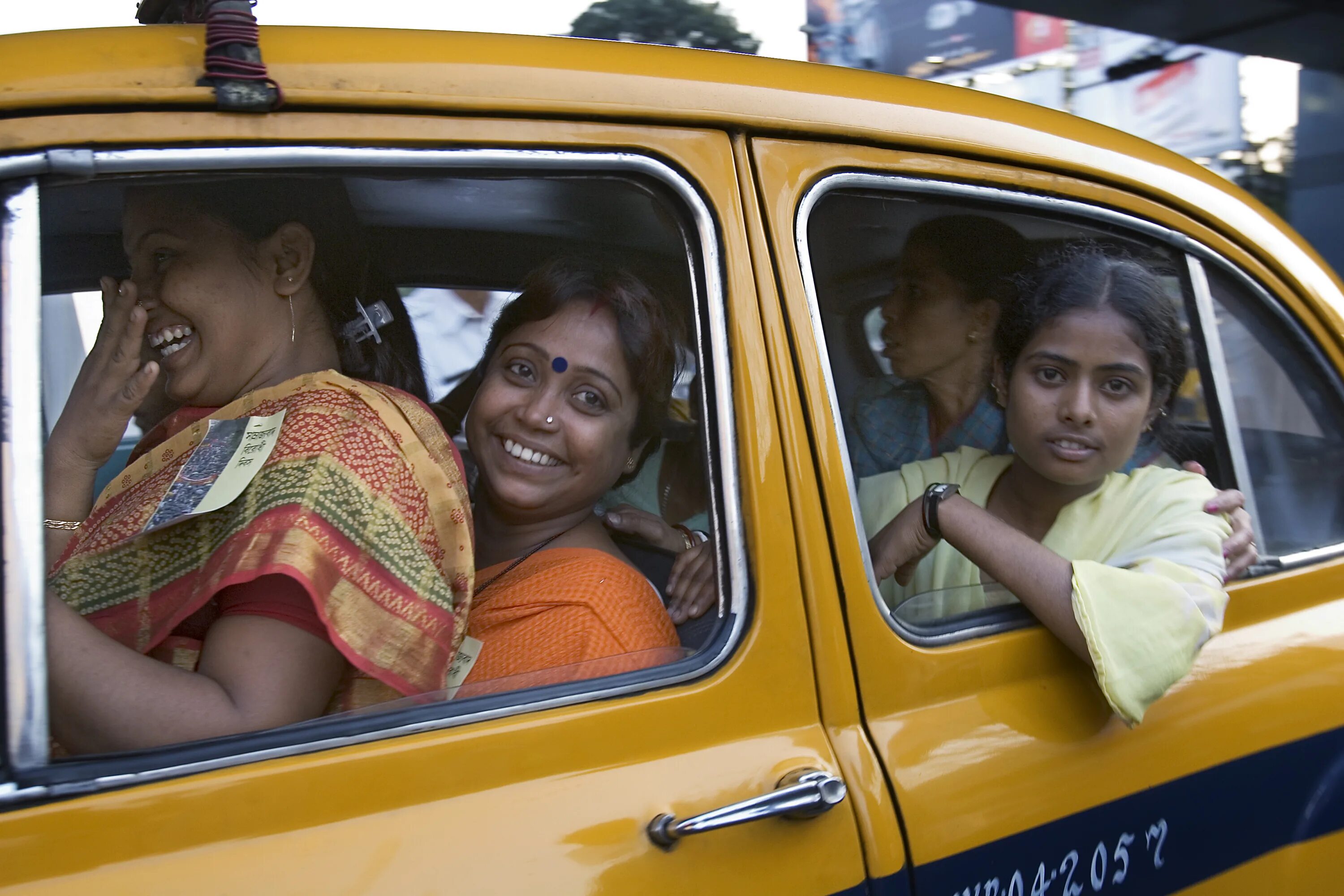 Таксист в индии. Такси в индии. Индия официальный такси. Такси в индии. Такси в индии приложение.
