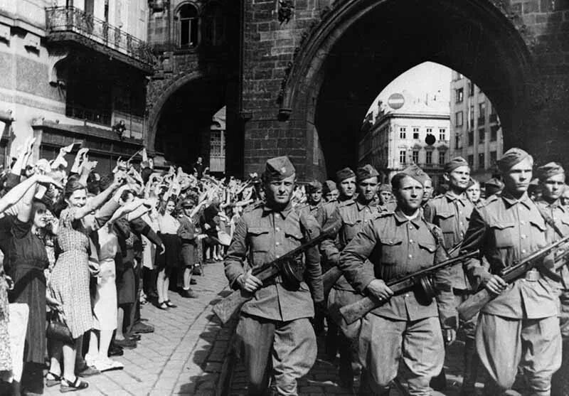 Освобождение Братиславы 1945. 6 Мая 1945 года Пражская операция. Советские войска в Праге 1945 год. Пражская операция 1945 освобождение Чехословакии.