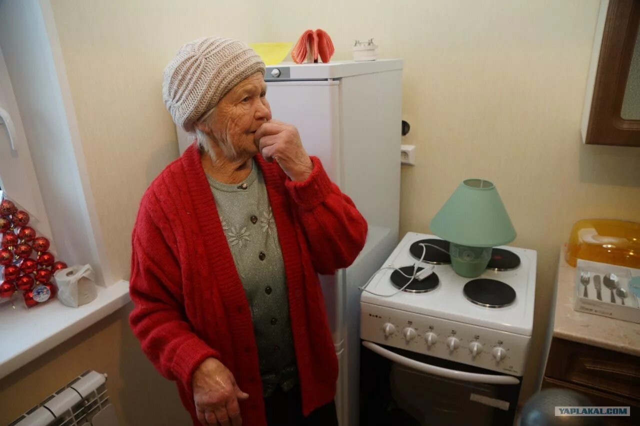 Пожилая женщина. Пенсионерка дома. Грустный пенсионер. Одинокий старик. Пенсионерка дома.