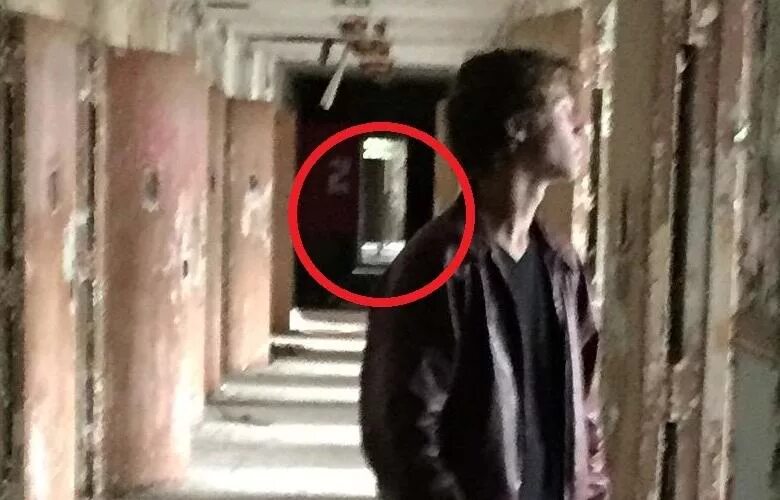 Приведения ребёнка в ресторан. Увидела призрака в больнице. Призрак в коридоре больницы. Увидела призрака в больнице. Паранормальные явления в реальной жизни.