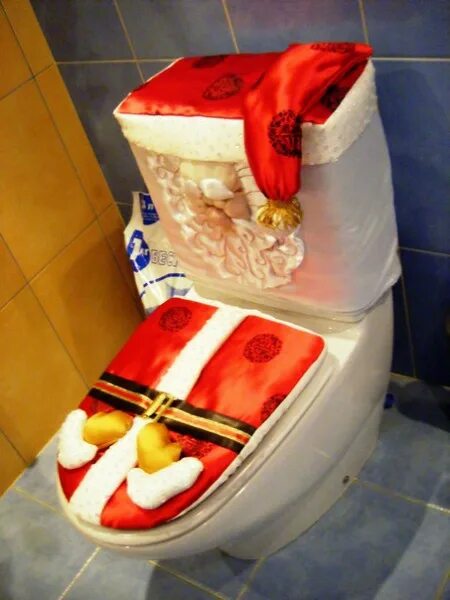 Новогодний чехол на унитаз. Тыквамен туалет файт. Взломанный туалет новогодняя версия. Новогоднее украшение унитаза. Взломанный туалет новогодняя версия.
