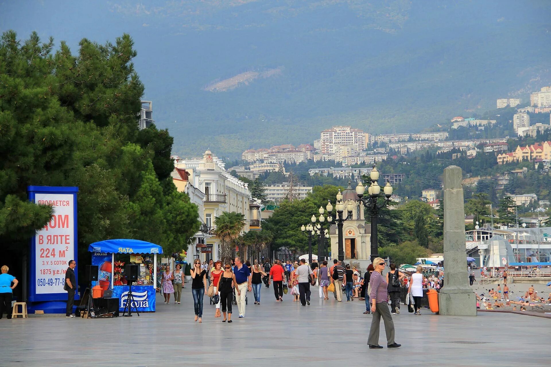 ялтинская набережная. люди на набережной ялты. ялта. ялта 2016 год набережная. крым ялта набережная 2020.