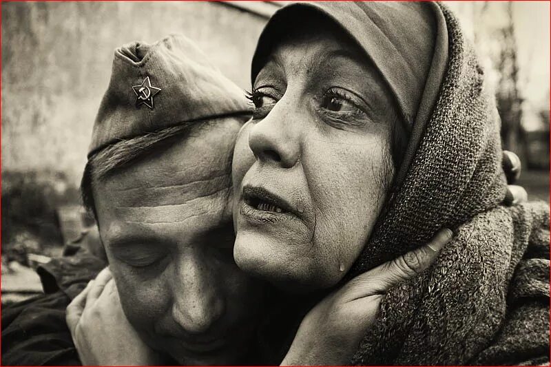 Матери Великой Отечественной войны. Мать солдата. Плачущая мать. Сын пришел с войны