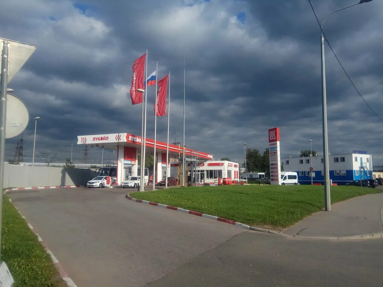 Азс лукойл спб. Заправка азс на трассе м-11. Заправка лукойл санкт петербург. Азс лукойл. Лукойл заправки спб.