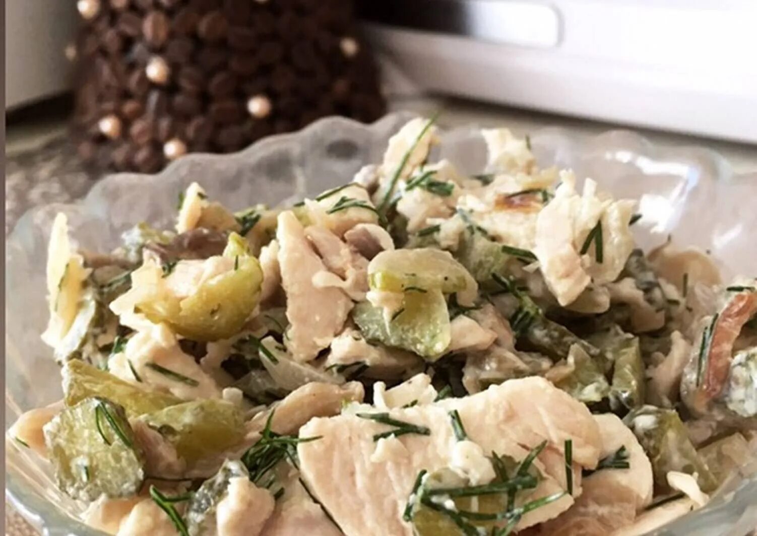 Салат с курицей грибами и маринованными огурцами