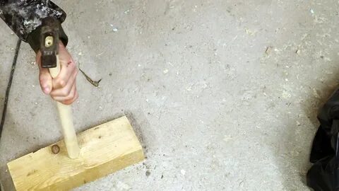 Объясните способ насаживания молотка на рукоятку