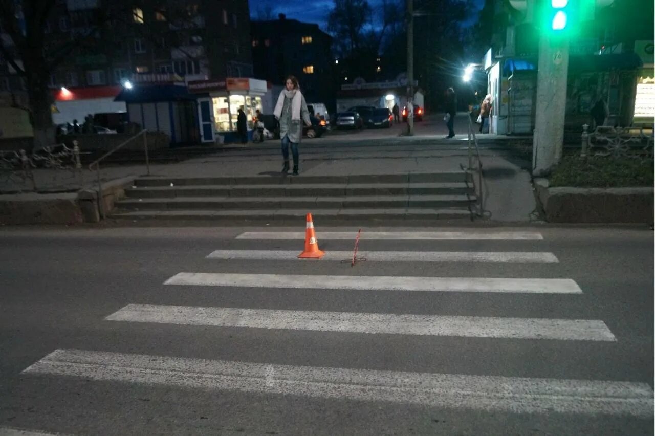 Наезд на пешехода ответственность водителя. Сбили на пешеходном переходе. сбил пешехода на пешеходном переходе. сбил на зебре.