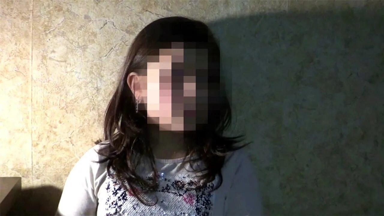 Издевательства мачех. Издевательства мачех. Видеозапись издевательств над ребенком. Девушка в лифте. Родители надругались над детьми.