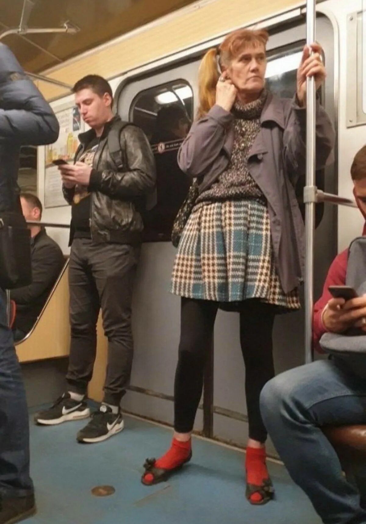 Как одеть человека на видео