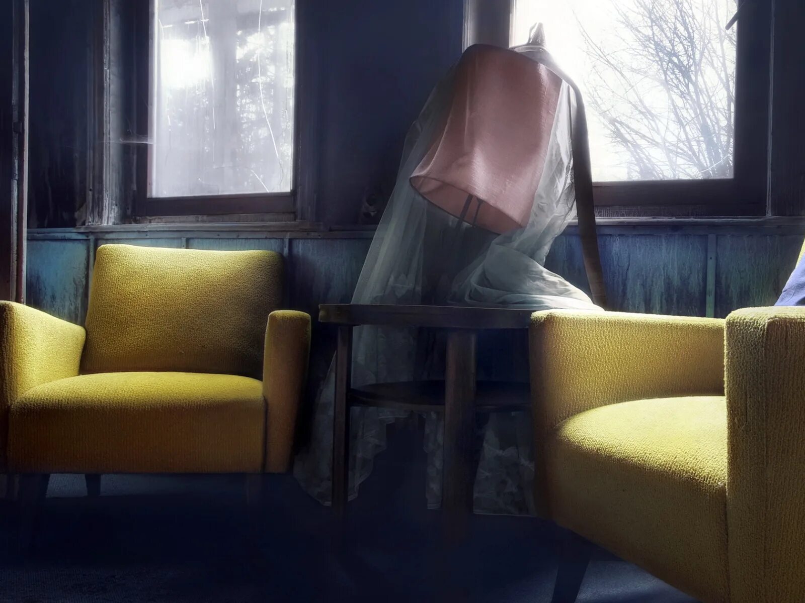 Девушка грустит. The chair is the window. Женское одиночество. Стул у окна. У окна.