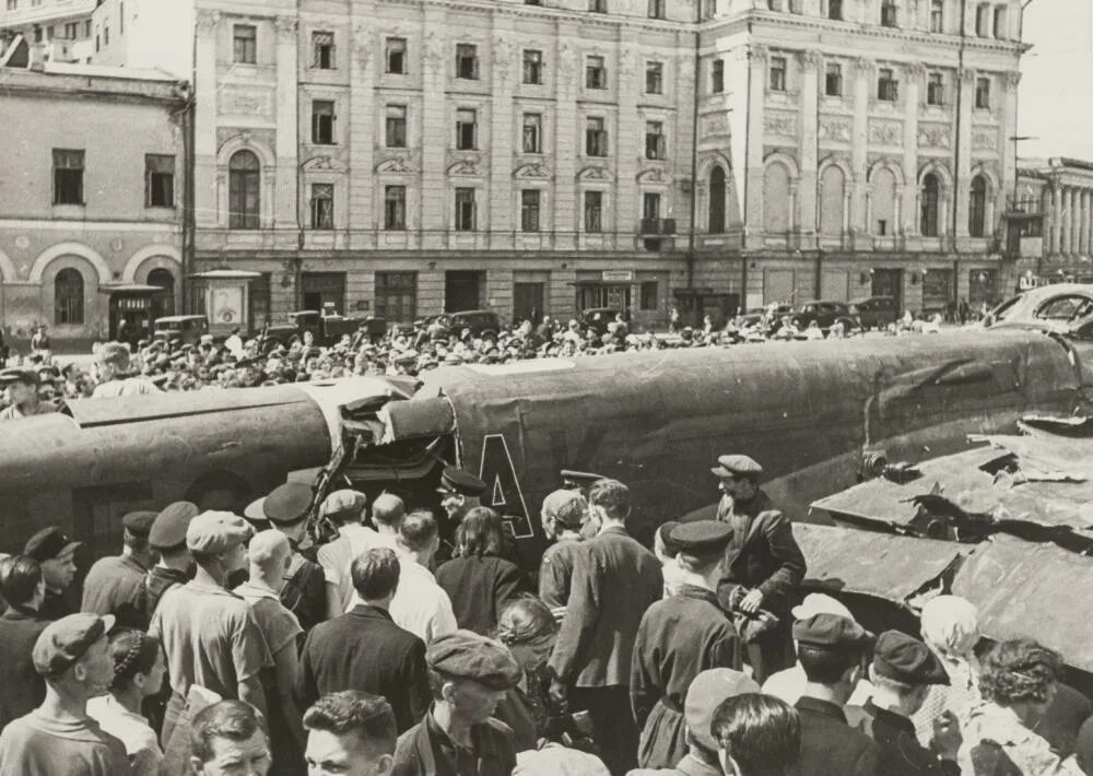 Москва летом 1941. Бомбардировщик Юнкерс на площади Свердлова 1941. Юнкерс 88 на площади Свердлова. Сбитый немецкий самолет в Москве 1941.