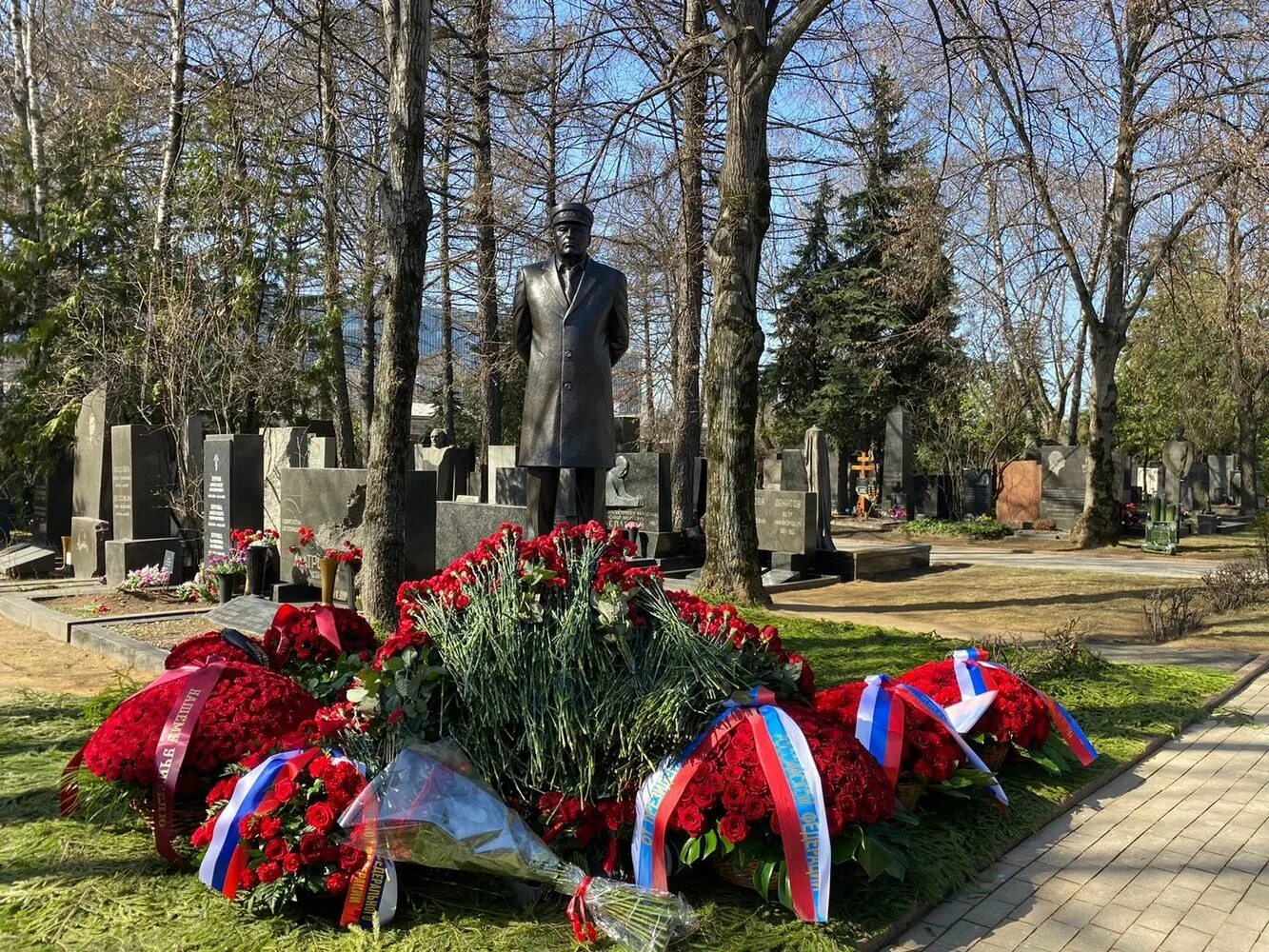 Памятник жириновскому на новодевичьем. Кладбище. Памятники на Новодевичьем кладбище. Некрополь Новодевичьего кладбища. Как выглядит кладбище.