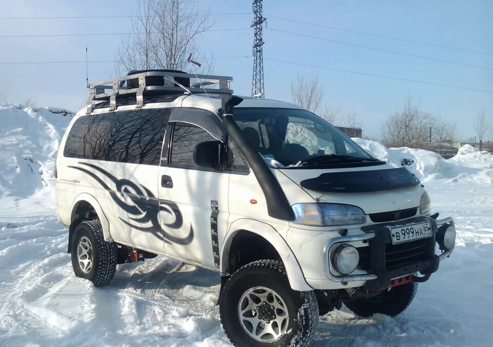 Дром купить двери. Mitsubishi Delica l400. Мицубиси Делика сугроб. Митсубиси Делика 4х4 левый руль. Лифт Мицубиси Делика.