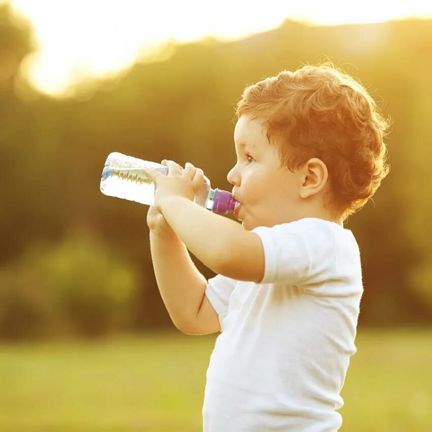 Ребенок год не пьет воду. Ребенок пьет воду. Ребенок с бутылкой воды. Малыш пьет. Малыш пьет воду на пляже.