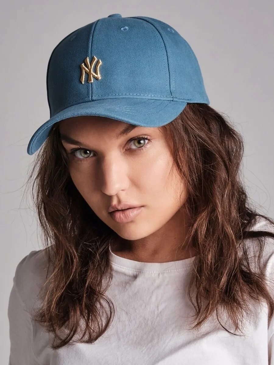 Какие кепки в моде. Модные бейсболки женские 2025 new era. genuine merchandise кепка. кепка мода 2025 женская. кепки женские модные.