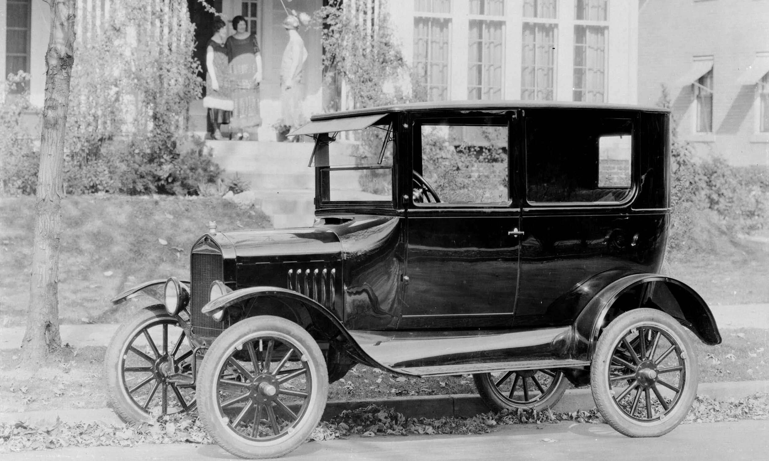 Первый автомобиль форд. Ford Tudor sedan 1934. Ford Quadricycle 1896 года. Форд т 1903.