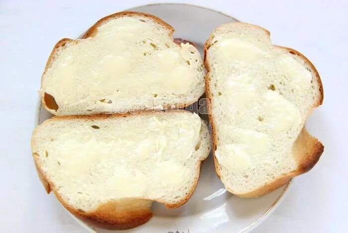 батон хлеба. чем смазывают батоны. чем смазывают батоны. производители хлебобулочных изделий. батон из дрожжевого теста в духовке.