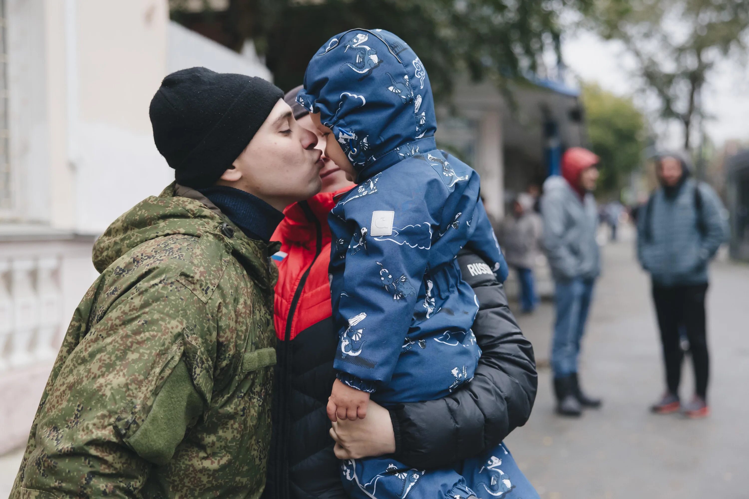 Российский солдат с ребенком. Россия для детей. Русский солдат обнимает ребенка. Военный семья ребенок Россия. Выплаты мобилизованным отцам