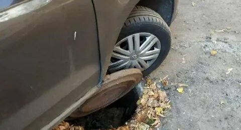 В случае когда правые колеса наезжают