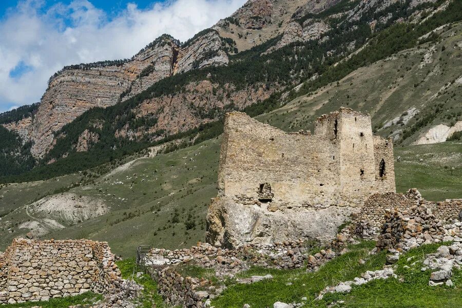 История осетин. Ханаз Северная Осетия. Замок Фрегат Северная Осетия. Галуан это в Осетии. Крепость Дзивгис в Северной Осетии.