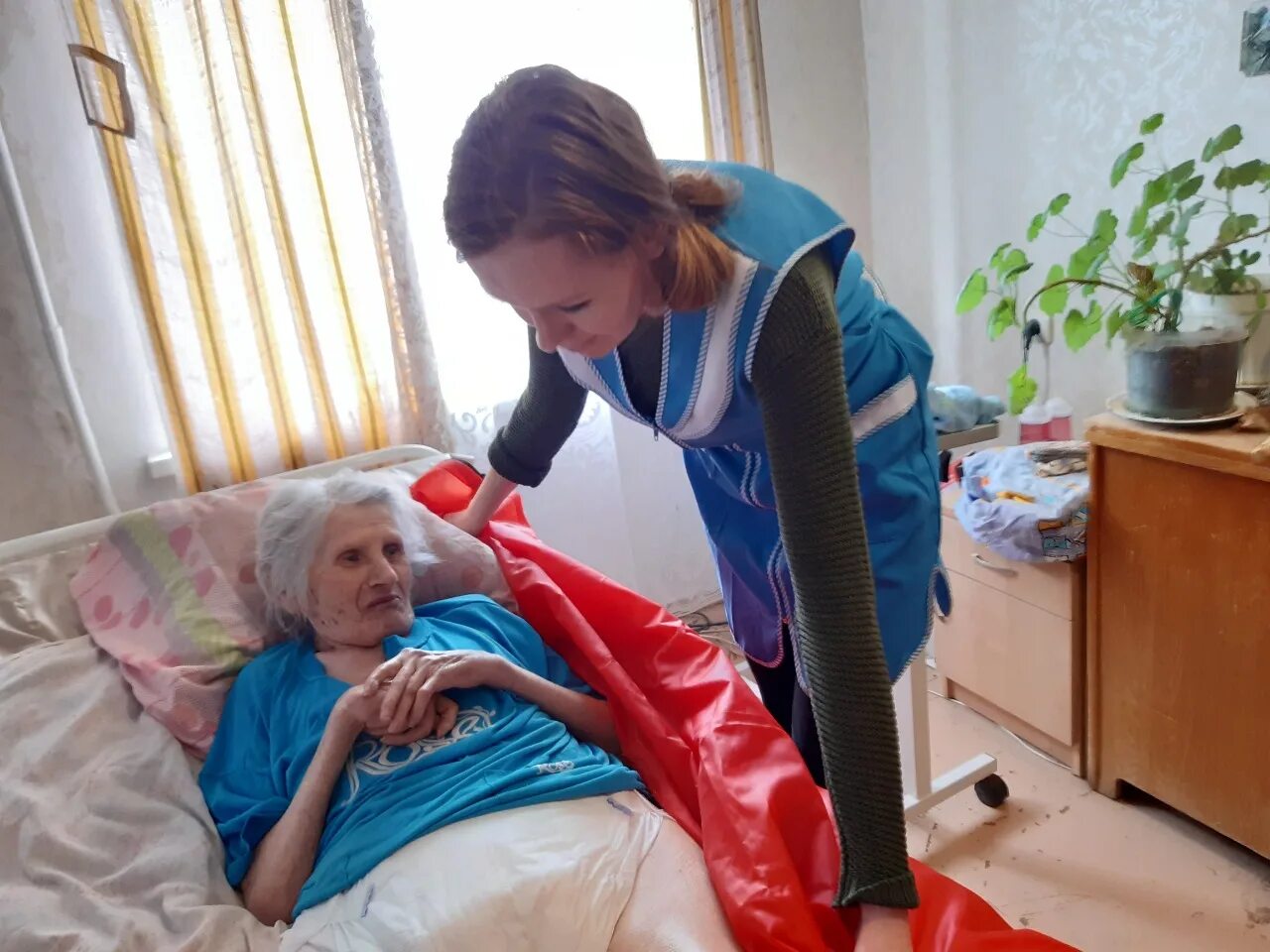 пенсионеры в больнице. елабужский дом-интернат для интернат. работники по уходу за пожилыми. долговременный уход. пожилые люди и инвалиды.