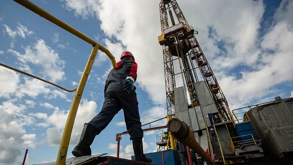 Помощник бурильщика нефть газ. Помбур Роснефть. Нефтяник. Нефтяник бурильщик. Буровики нефтяники.