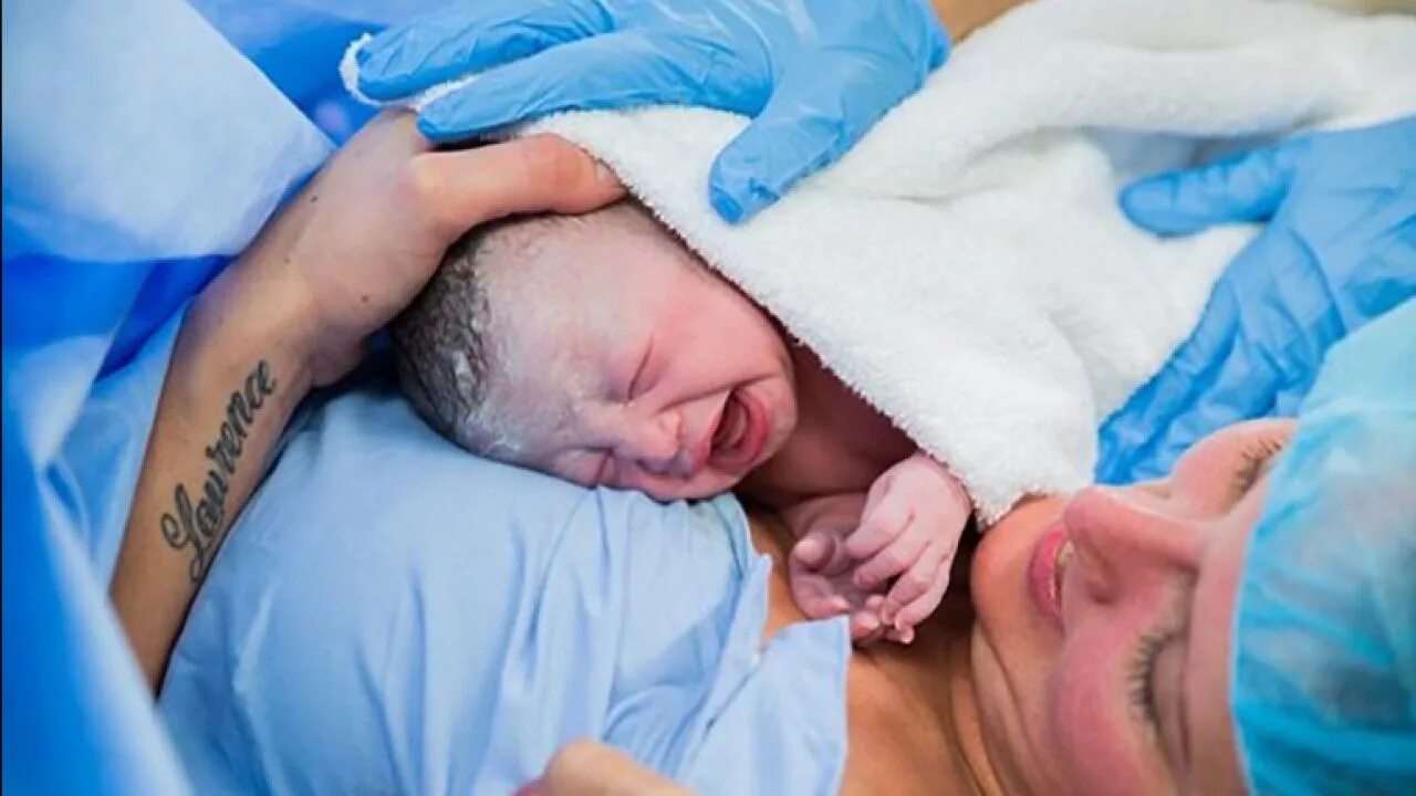 новорожденный мальчик в роддоме. синий ребенок при рождении. младенец только родившийся. синий ребенок при рождении. синие дети новорождённые.