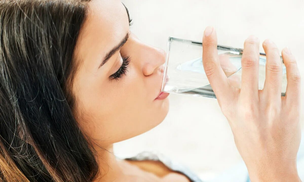Что будет если выпить воду на ночь. Пить воду. Стакан воды. Пить воду перед сном. Девушка пьёт воду перед сном.