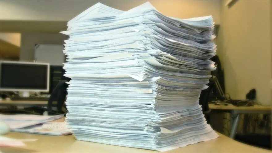 Много бумаг на столе. Огромная стопка бумаг. Много бумаги. Бумаги на столе. Куча бумаг.