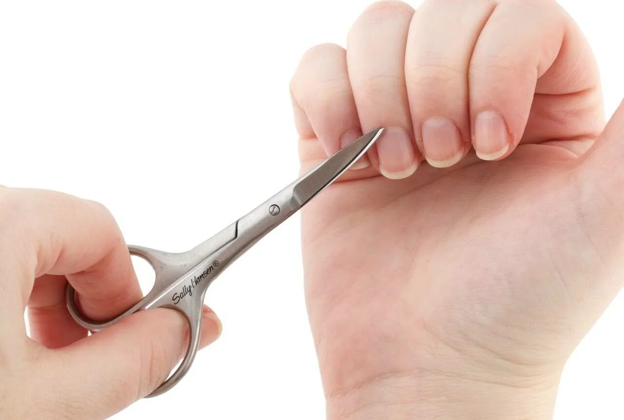 Стричь ногти. Подстриженные ногти. Подстригают ноготь ножницами. Ножницы для стрижки ногтей детям. Можно ногти обрезать