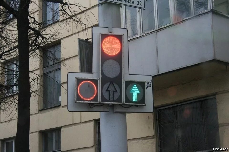 Дополнительная зеленая стрелка на светофоре налево. Светофор с дополнительной секцией. Дополнительная стрелка на светофоре. Светофор с двумя дополнительными секциями. Дополнительная секция светофора со стрелкой прямо.