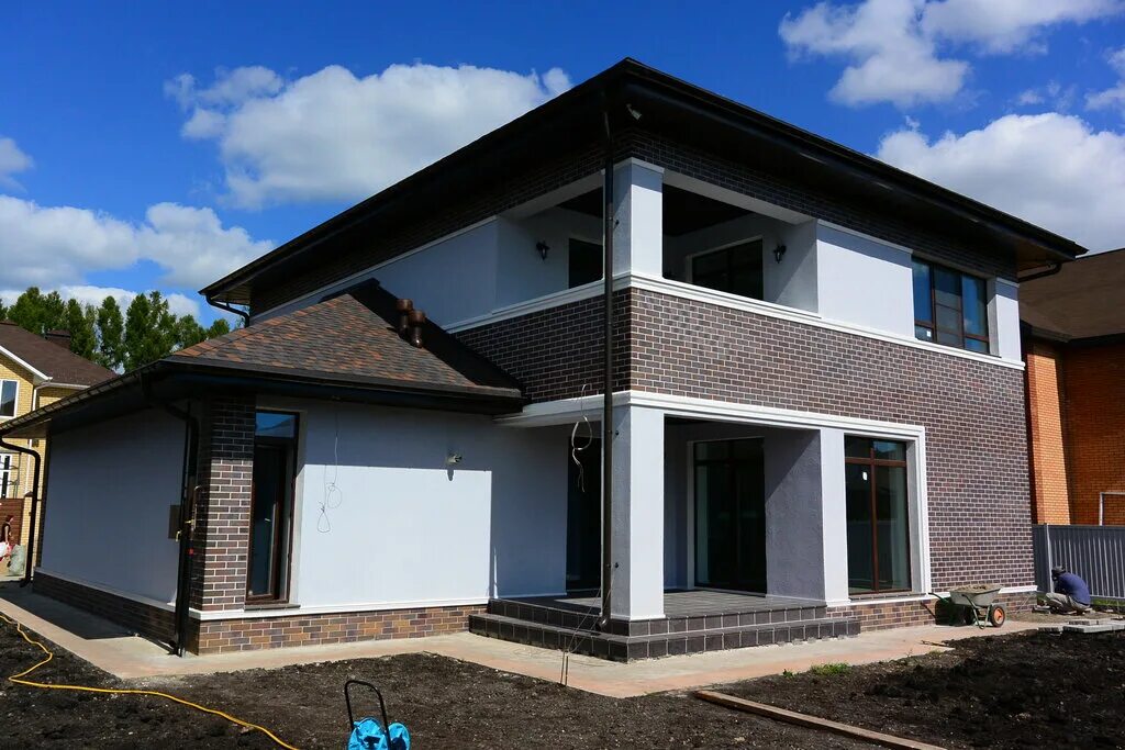 каркасный дом с большими окнами. стройка коттеджа. строительство коттеджи уф. стройка коттеджа. коттедж под ключ.