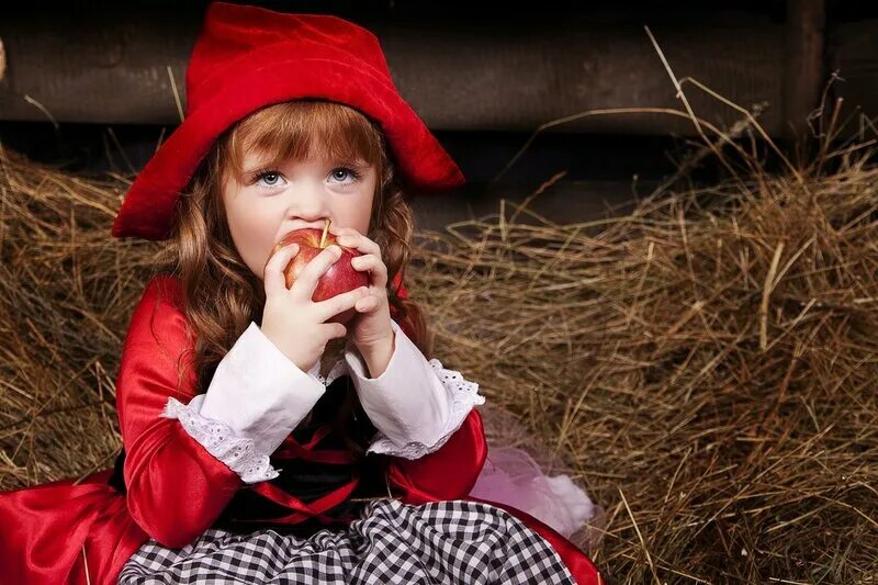 Меган шарпантье красная шапочка. Чёчёлина красная шапочка. Костюм красной шапочки взрослый. Как звали красную шапочку на самом. Анастасия нечаева про красную шапочку.