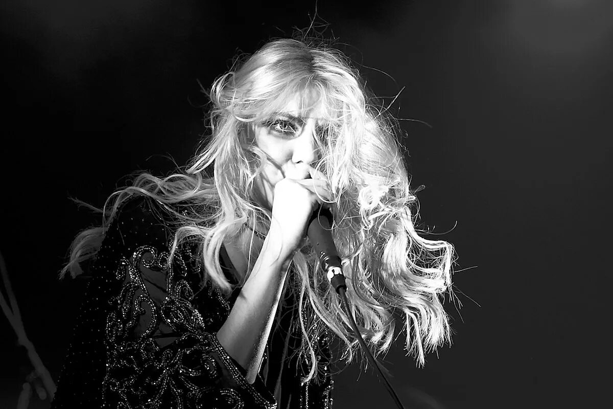 Taylor Momsen. Тейлор Момсен черно белое. Претти реклесс. Тейлор Момсен чб фото. Тейлор бел