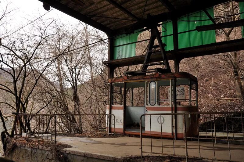Заброшенная канатная дорога в армении. Заброшенная канатная дорога. Заброшенная канатка нальчик. Заброшенный город в грузии чиатура. Алаверди канатная дорога.