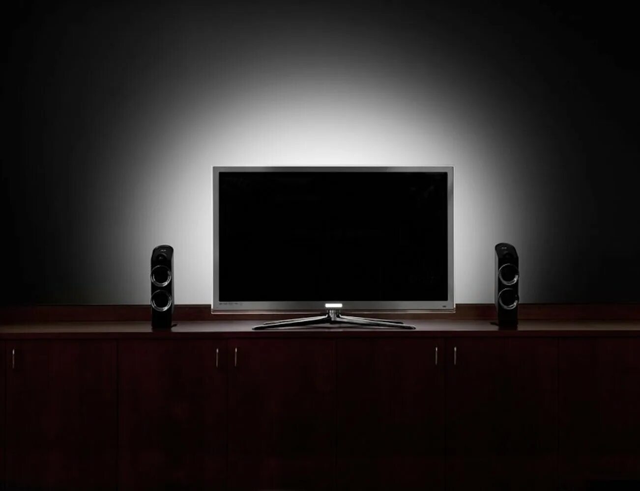 Черный фон телевизора. Комната с телевизором. Телевизор в темной комнате. Телевизор на темном фоне. Комната с телевизором с черным экраном.