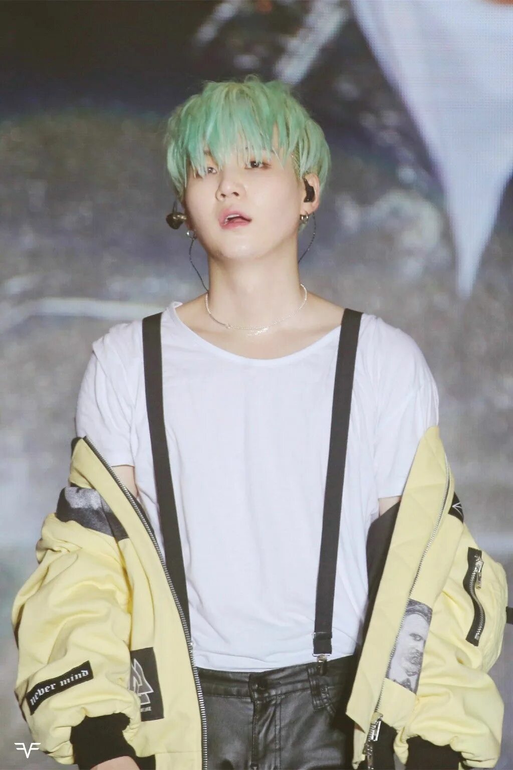 Шуга бтс. Шуга баттерфляй. Шуга баттерфляй. Юнги на белом фоне. Bts юнги мятный.