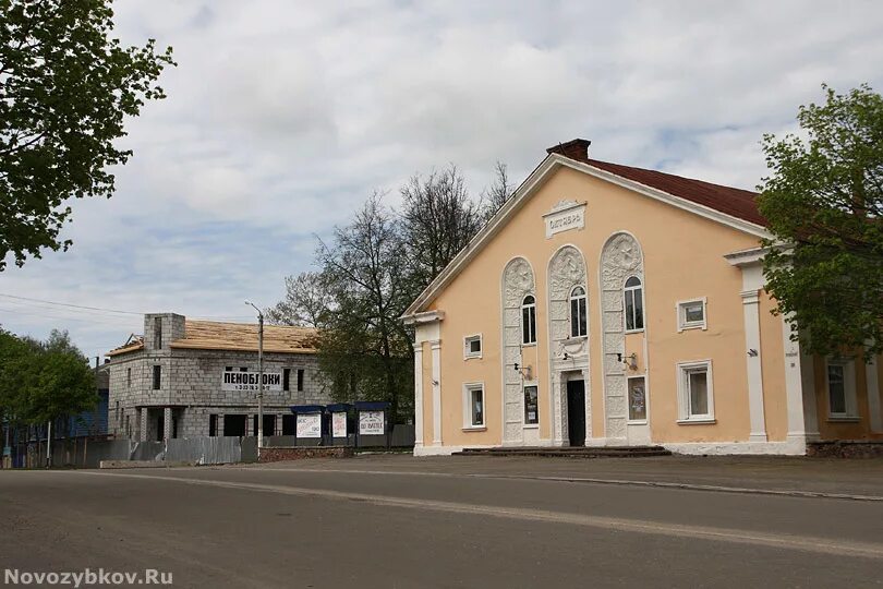 Кинотеатр новозыбков. Кинотеатр октябрь новозыбков фото. Здание кинотеатра новозыбков. Здание кинотеатра новозыбков. Здание кинотеатра новозыбков.