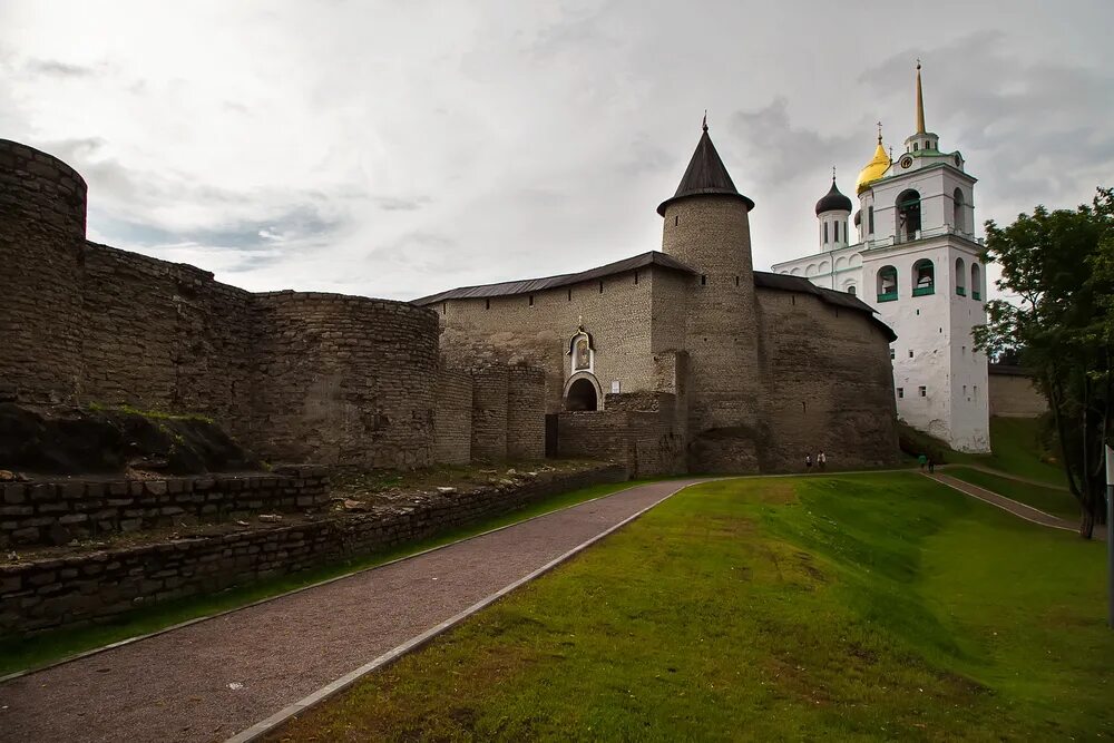 Тур псков великий новгород. Крепость Изборск монастырь. Крепость Изборск Псков Великий Новгород. Псков Изборск Печоры. Монастырь в Изборске Изборск.