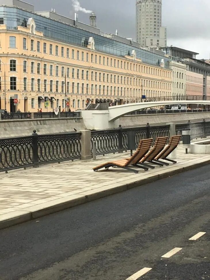 Набережная москвы-реки москва. Москва набережная фото людей. Самая длинная набережная москвы реки. Самая длинная набережная москвы реки. Набережная москва.