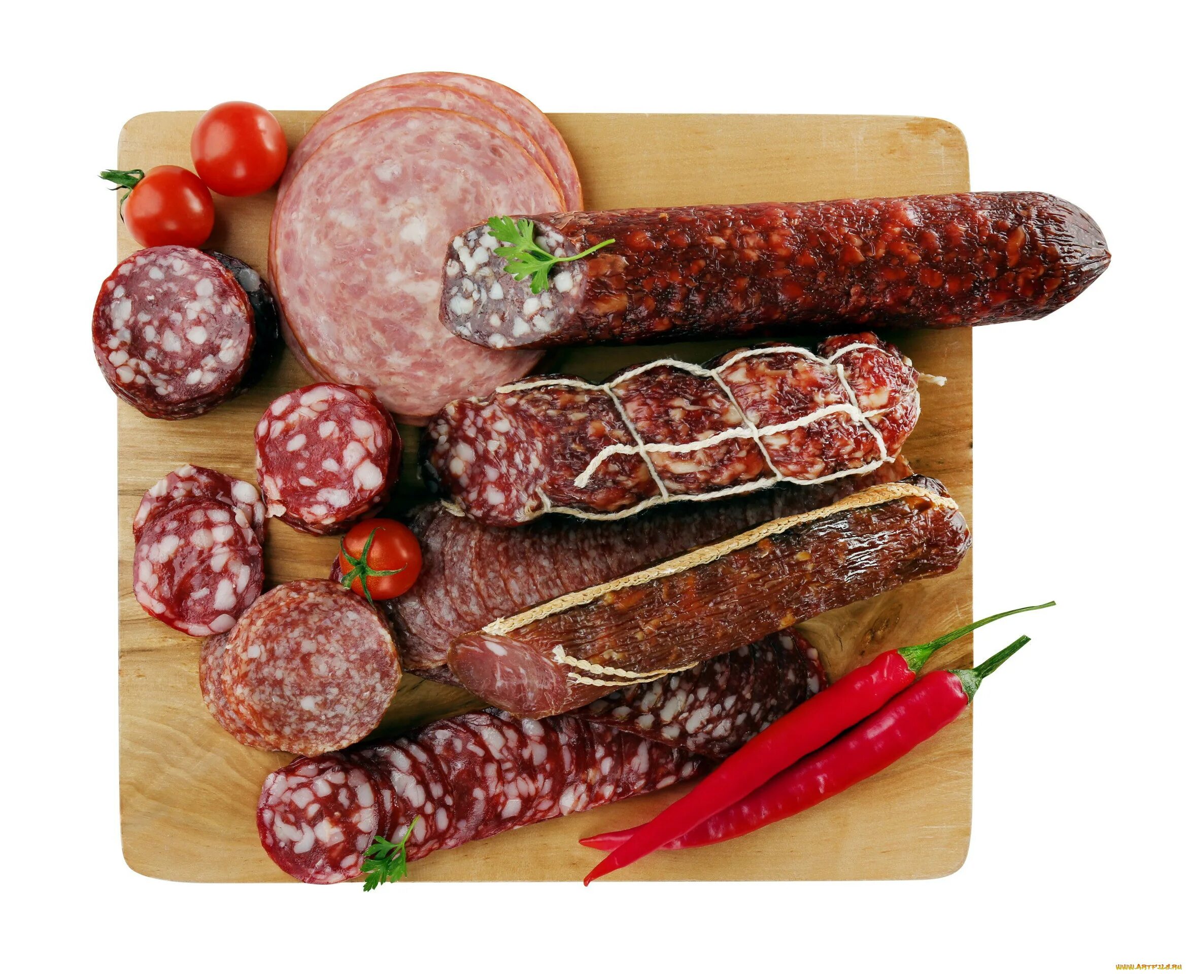 Упаковка сырокопченых колбас. Колбаса. колбаса на белом фоне. мясные изделия. мясо колбасы.